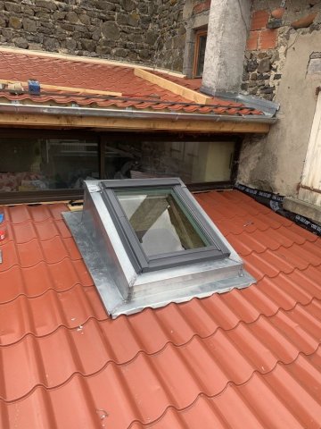 Pose et installation de fenêtre de toit Velux sur une maison individuelle à Billom 